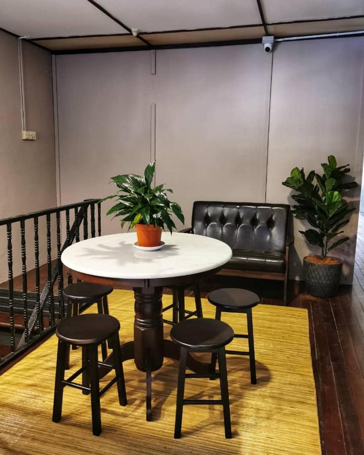 Treehouse Hostel Kuching Ngoại thất bức ảnh