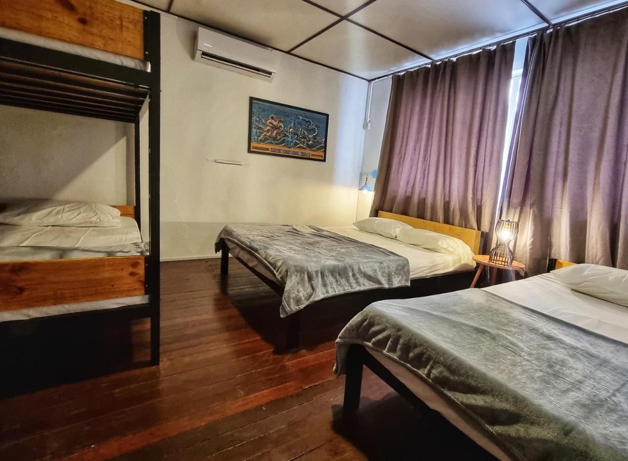Treehouse Hostel Kuching Ngoại thất bức ảnh